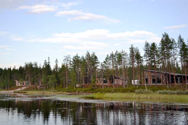 The chalets are located on the shore of Lake Juumajärvi